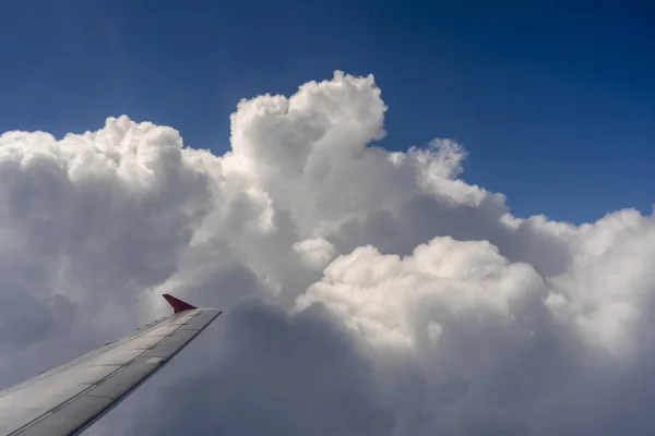 Weiße Wolken und blauer Himmel, ein Blick aus dem Flugzeugfenster — Stockfoto