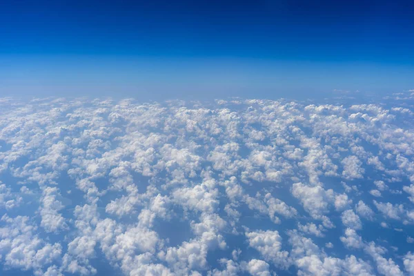Белые облака и голубое небо, вид из окна самолета — стоковое фото