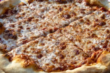 Ada Koh Phangan, Tayland sokak gıda pazarında Satılık peynir ile pizza. Closeup