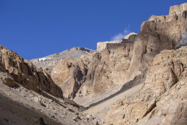 Manali karayolu Leh boyunca Himalaya dağ manzara. Hint Himalayaları'ndaki görkemli kayalık dağlar, Hindistan