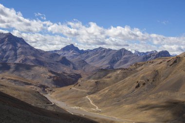 Manali karayolu Leh boyunca Himalaya dağ manzara. Hint Himalayalar,Hindistan'da dolambaçlı yol ve kayalık dağlar