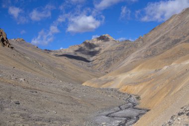 Manali karayolu Leh boyunca Himalaya dağ manzara. Hint Himalayalar,Hindistan'da dolambaçlı yol ve kayalık dağlar