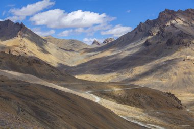 Manali karayolu Leh boyunca Himalaya dağ manzara. Hint Himalayalar,Hindistan'da dolambaçlı yol ve kayalık dağlar