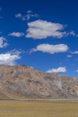 Manali karayolu Leh boyunca Himalaya dağ manzara. Hint Himalayaları'ndaki görkemli kayalık dağlar, Hindistan