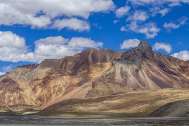 Manali karayolu Leh boyunca Himalaya dağ manzara. Hint Himalayaları'ndaki görkemli kayalık dağlar, Hindistan