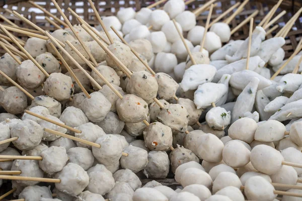 Bola hervida con palos, comida tailandesa. Comida rápida callejera en Tailandia, primer plano — Foto de Stock