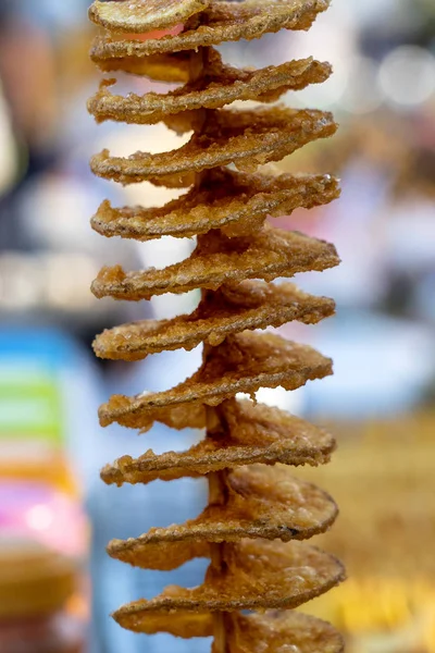 Comida insalubre, batatas fritas de cozinha, comida de rua, um deleite, fritando gordura, comida insalubre no mercado da Tailândia — Fotografia de Stock