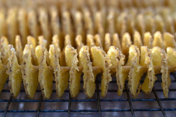 Comida insalubre, batatas fritas de cozinha, comida de rua, um deleite, fritando gordura, comida insalubre no mercado da Tailândia — Fotografia de Stock