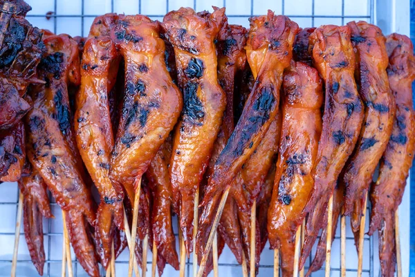 O vendedor de rua tailandês vende carne de frango grelhada no mercado de comida de rua na ilha Koh Phangan, Tailândia. Fechar. — Fotografia de Stock