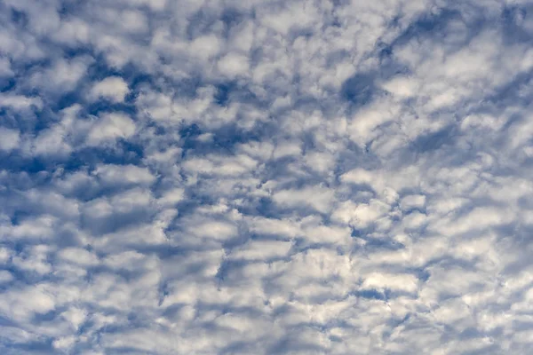 Vita moln över blå himmel. Bakgrund himmel med moln. — Stockfoto