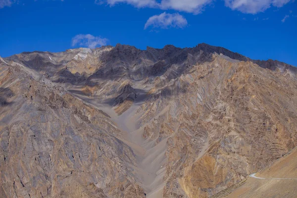 Himalájai hegyi táj mentén leh a Manali autópályán. Fenséges sziklás hegyek indiai Himalájában, India — Stock Fotó