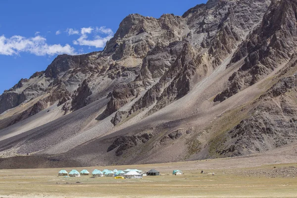 リーからマナリ高速道路に沿ったヒマラヤ山の風景。インド・ヒマラヤの雄大な岩山、インド — ストック写真