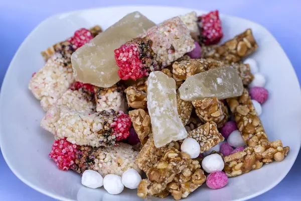 Thai süße Müsliriegel aus Reis, Nüssen, Sesam und Zucker auf Teller für die thailändische Verlobungszeremonie. Nüsse Dessert in Thailand — Stockfoto