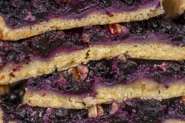 Nahaufnahme von Heidelbeerkuchenstücken, hausgemachtem Bio-Dessert. Blaubeertorte mit Walnuss. — Stockfoto