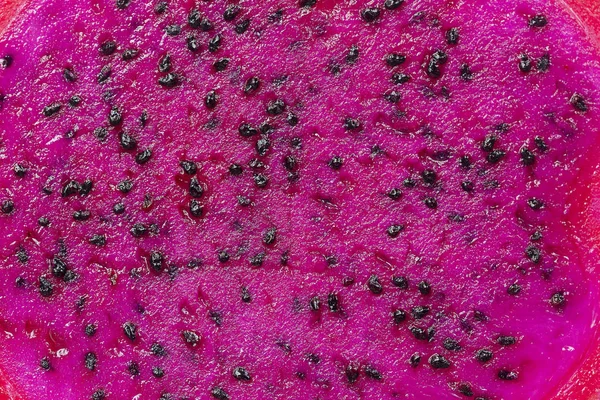 Dragonfruit rosa exótico cortado macro foto en el fondo. Primer plano de la fruta del dragón. Foto de textura Pitahaya. Fruta tropical dulce, picaya jugosa cortada — Foto de Stock