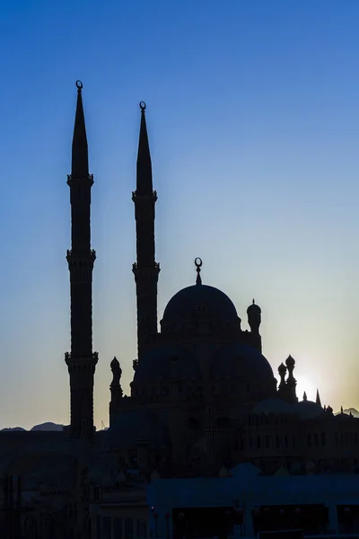 Silhueta Mesquita Al-Sahaba ao pôr do sol em Sharm el Sheikh, Egito. Arquitetura de Al Sahaba, Al Mustafa, mesquita no centro da cidade velha — Fotografia de Stock