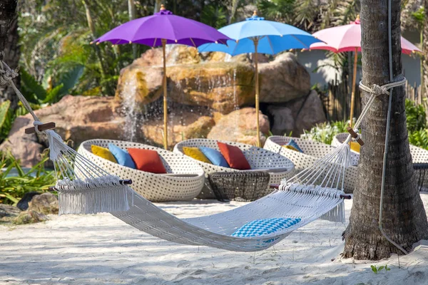 Hängematte, Sonnenschirm und Liegestühle an der tropischen Küste für Urlaub und Entspannung, Thailand. Reise- und Naturkonzept — Stockfoto