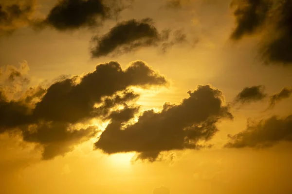 Tramonto colorato sopra il mare. Concetto vacanza estiva. Tailandia — Foto Stock