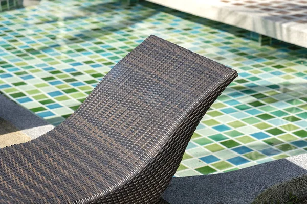 Rotan Chaise Lounge bij zwembad in tropisch Hotel, close-up — Stockfoto