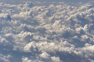 Beyaz bulutlar ve gökyüzü, uçak penceresinden bir görünüm