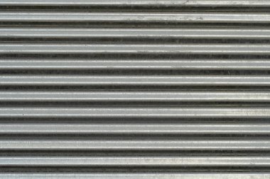 Metal duvar dokusu, arka plan. Bina yapıları için nervürlü galvanizli metal levha. Yüzeysertlik için yatay çıkıntılı kaburga vardır