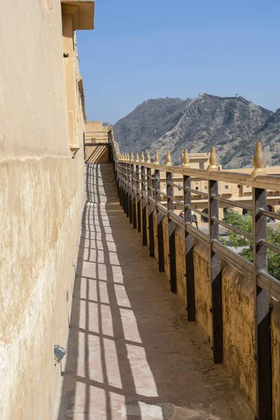 Dettaglio di architettura, uno stretto corridoio sul muro a Jaipur, Rajasthan, India — Foto Stock