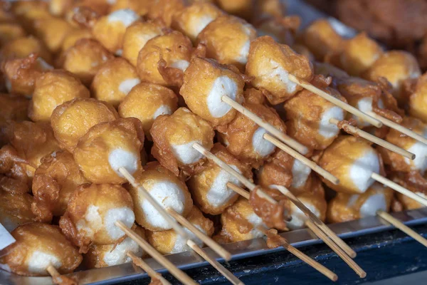 Жареные шарики в глубоком жире с палками, тайская еда. Уличный фаст-фуд в Таиланде, крупный план — стоковое фото