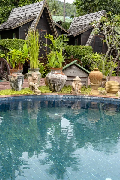 Yüzme havuzunda bir tropik Bahçe, Tayland