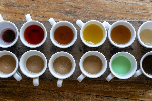 Traditionellt balinesiskt kaffe och te efter provning på träbordet i Ubud, Island Bali, Indonesien, närbild — Stockfoto