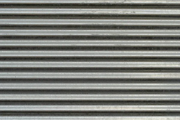 Metal duvar dokusu, arka plan. Bina yapıları için nervürlü galvanizli metal levha. Yüzeysertlik için yatay çıkıntılı kaburga vardır