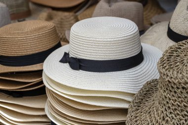 Ubud sokakta yerel pazarda turistler için Satılık ekranda saman şapka, ada Bali, Endonezya, çekim