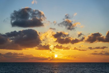 Deniz suyunun üzerinde güzel gün doğumu. Yaz tatili konsepti. Tayland