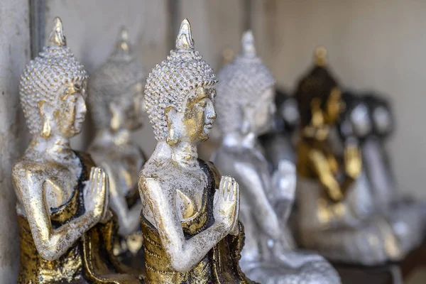 Buda estátua figuras lembrança em exposição para venda no mercado de rua em Bali, Indonésia. Artesanato e exibição de loja de souvenirs, close-up — Fotografia de Stock