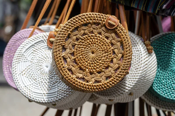 Famous Balinese rattan eco bags in a local souvenir market on street in Ubud, Bali, Indonesia. Handicrafts and souvenir shop display — Stock Photo, Image