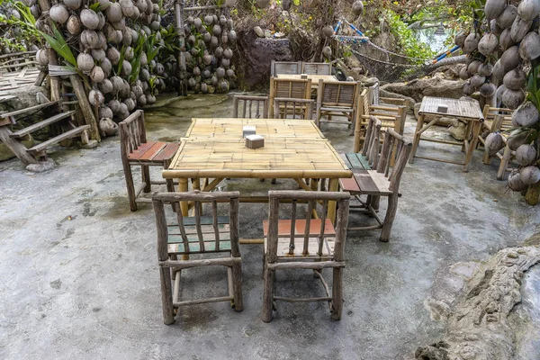 Wooden table and chairs in empty beach cafe next to sea. Island Koh Phangan, Thailand — Stock Photo, Image