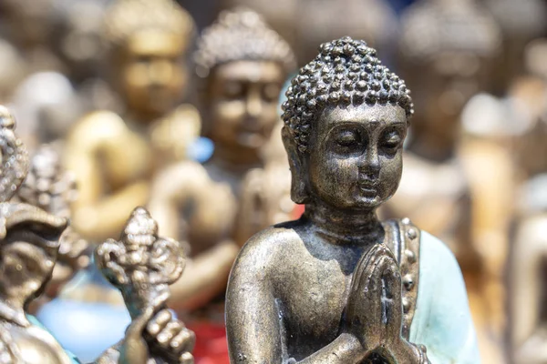 Buda estátua figuras lembrança em exposição para venda no mercado de rua em Bali, Indonésia. Artesanato e exibição de loja de souvenirs, close-up — Fotografia de Stock