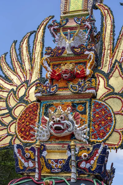 Басовая кремационная башня с традиционными балийскими скульптурами демонов и цветов на центральной улице в Убуде, остров Бали, Индонезия. Готовится к предстоящей церемонии кремации — стоковое фото