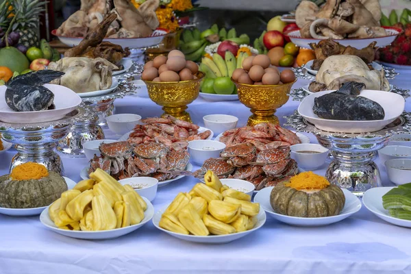 Oferta de comida sacrificial para rezar a Deus e memorial ao antepassado, Bangkok, Tailândia. Ofertas tradicionais a deuses com alimentos, vegetais e frutas para os deuses da cultura tailandesa — Fotografia de Stock