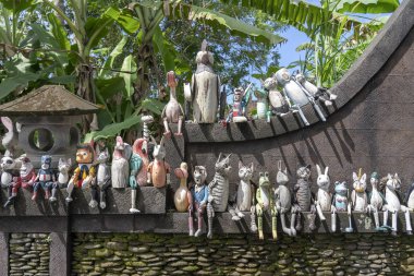 Ubud bebek dükkanı yakınında taş çit eski ahşap hediyelik eşya oyuncaklar, Bali adası, Endonezya. Closeup