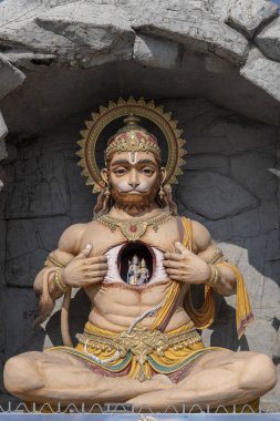 Hanuman heykeli, Ganges Nehri yakınlarında Hindu idol, Rishikesh, Hindistan. Hacılar için kutsal yerler