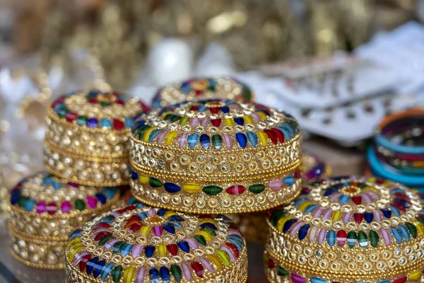 リシケシュ、インドのインドのストリートマーケットで観光客のための販売のためのカラフルな宝石箱。クローズ アップ — ストック写真
