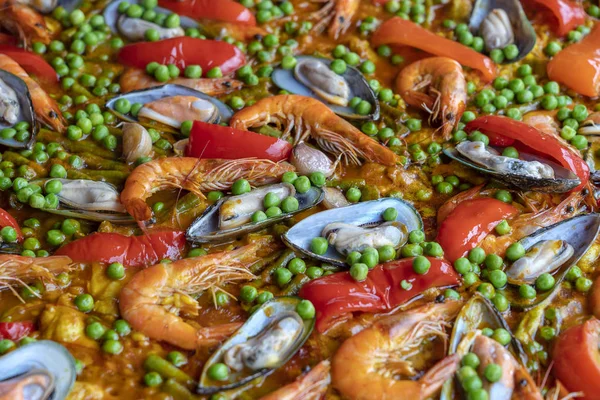 Spanish seafood paella in fry pan with mussels, shrimps and vegetables. Seafood paella background, closeup, traditional spanish rice dish — Stock Photo, Image