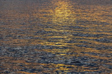 Gün batımı su arka plan, gün batımı nda yüzey su, Tayland. Doğa kavramı. Suda altın günbatımı dokusu, gün batımında okyanus yüzeyi