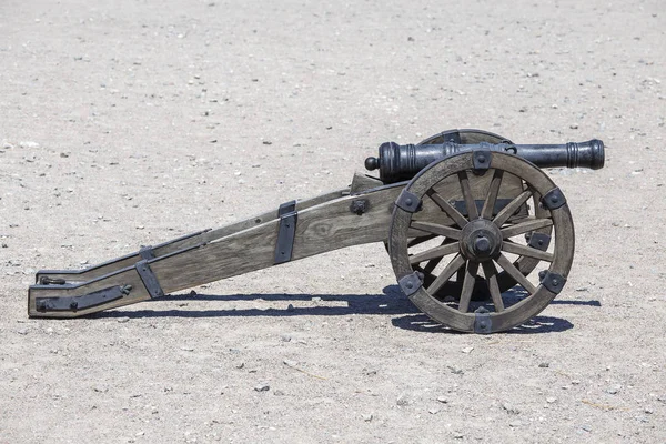 Antiguo cañón de la fortaleza del castillo. Pistola de artillería medieval, al aire libre, primer plano — Foto de Stock