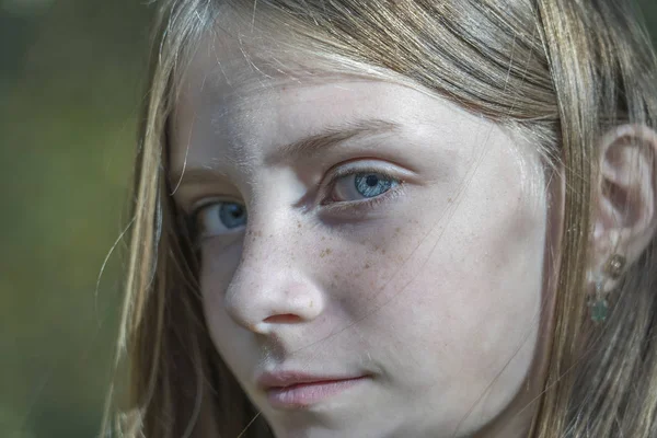 Όμορφη ξανθιά κοπέλα με φακίδες σε εξωτερικούς χώρους σε φόντο φύση το φθινόπωρο, κοντινό πορτρέτο — Φωτογραφία Αρχείου