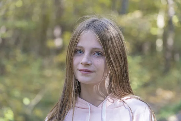 Hermosa chica rubia con pecas al aire libre en el fondo de la naturaleza en otoño, primer plano retrato —  Fotos de Stock