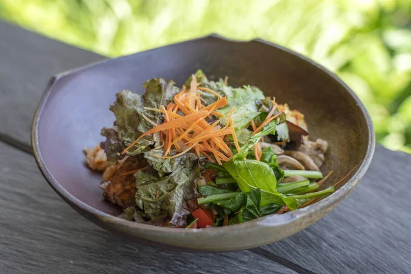 Salada orgânica de arroz de caril verde, berinjela, kimchi, verduras refogadas, cogumelo, bacon tempeh, tofu é servido em uma tigela de barro. Fecha a porta. O conceito de alimentação saudável . — Fotografia de Stock