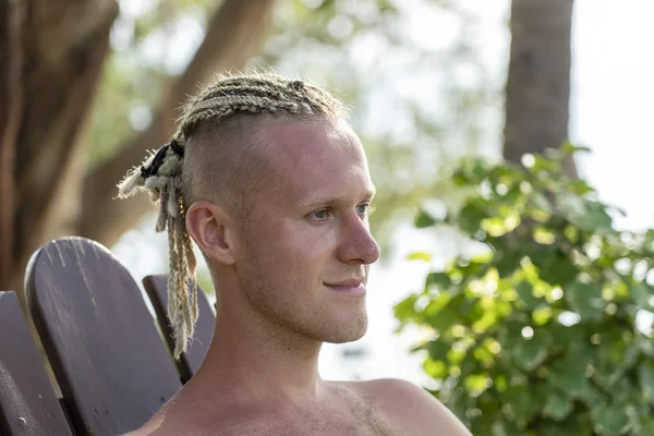 Porträtt av en ung kille med dreadlocks på huvudet i naturen. Närbild — Stockfoto