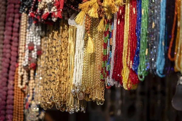 Färgglada pärlor smycken på den indiska gatu marknaden, närbild. Indien — Stockfoto