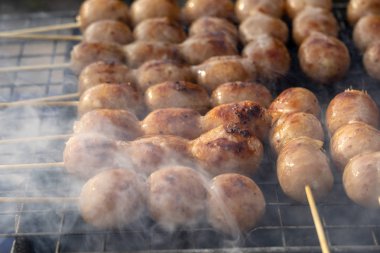 Tayland sokak gıda pazarında ızgara Tay sosis. Domuz ve pirinç, lezzetli sokak yemekleri ile geleneksel Tay sosis.